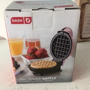 Mini Waffle Maker - Dash
